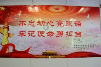 重庆黔江:志愿者为村民写春联送祝福